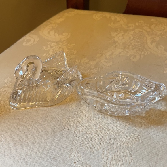 Vintage clear cut pressed glass swan trinket box - Picture 3 of 10